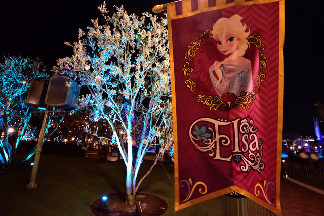 プラザのライトアップ、エルサのバナーとともに ©Disney