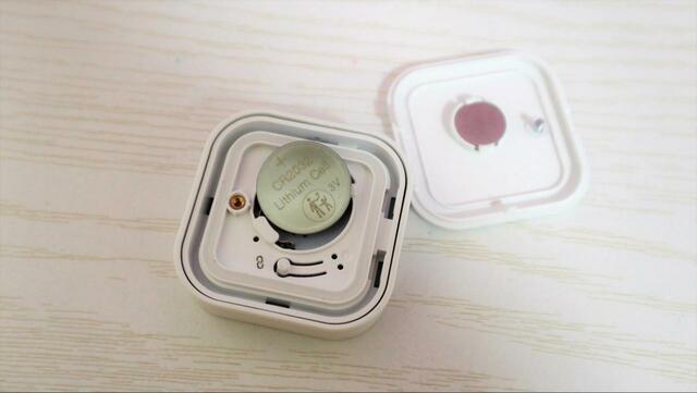 【IKEA トロードフリ】電池のそばに、ペアリング用ボタンがあります