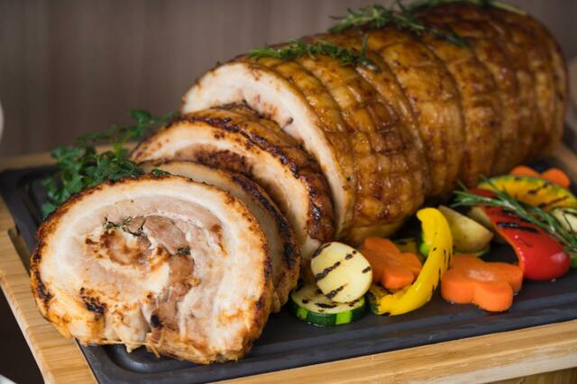 「ローストポーク ポルケッタ風」＜期間：2025年8月28日～11月5日＞【高級生ハム「ハモン・セラーノ」の原木が登場！「ヒルトン広島」でヨーロッパの味覚を堪能できる珠玉のビュッフェ開催！】