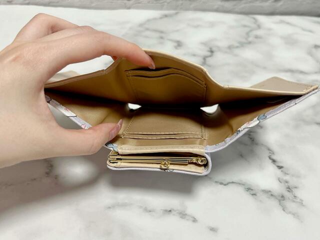 お札いれは、お札を折らずに入れられる仕様【アベイル×ちいかわ】がま口財布(ちいかわ)※ハチワレの総柄口金財布:1,980円(税込)