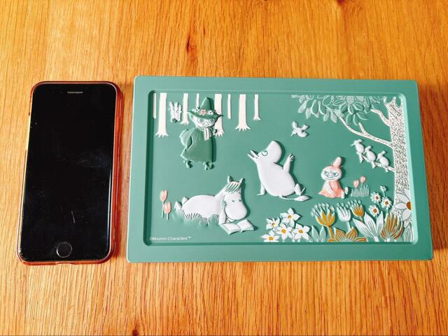 【ムーミン×メリーチョコレート ムーミンたちと穏やかな森アソートチョコレート】このクオリティで2,000円台。高見え間違いなしの「褒められギフト」！大きさもちょうどいいサイズ感です（iPhone SE第２世代比較）