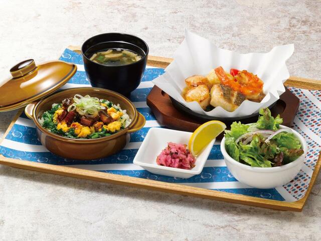 「洋風うなぎご飯&真鯛と帆立のあつあつグリル」<価格:3,498円(税込)>【ロイヤルホストに“国産うなぎ”を洋食で味わうメニュー登場!山梨県産ワインとのペアリングも愉しめます!】