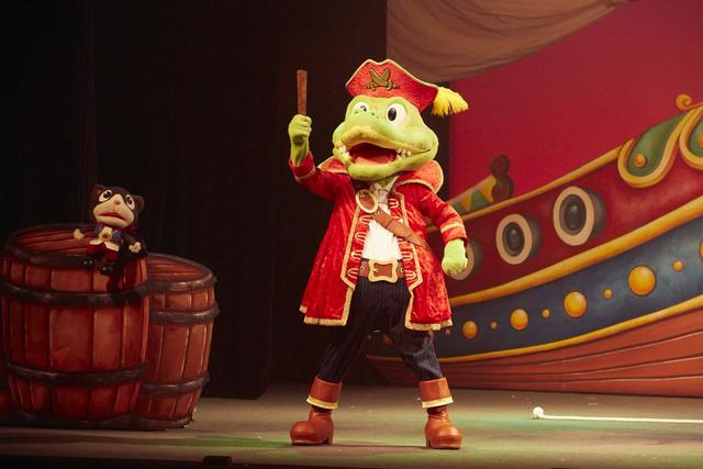 しまじろうたちのお宝をねらう海賊のワニ船長やニャン吉といった新キャラクターも登場。素敵な歌とダンスで子どもたちを夢中にさせていました。