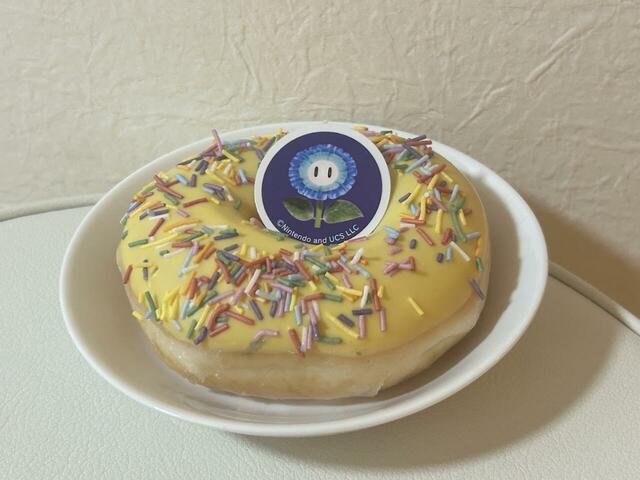 【クリスピー・クリームドーナツ×映画『ザ・スーパーマリオギャラクシー・ムービー　ハテナボックス】ハテナブロックを開けると限定ピックと限定ドーナツ。今回は、アイスフラワーのピックでした！