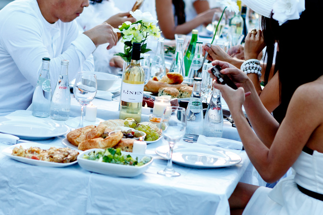 超優雅な“白”で統一されたパーティー「ディネ・アン・ブラン」