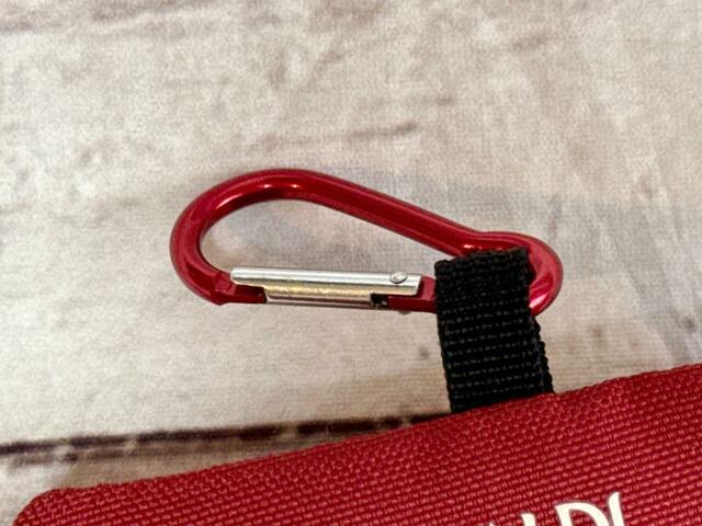 【カルディ いぬの日おさんぽバッグ/エチケット袋付きマナーポーチ】カラビナが付いているので、バッグなどに付けて持ち運べます