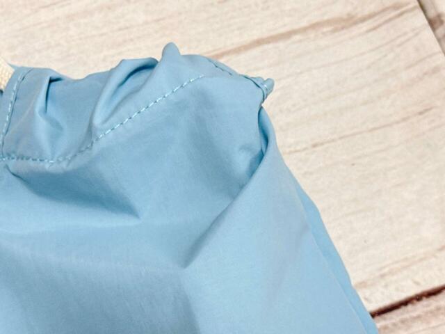 シャカシャカとした軽やかなナイロン素材。裏地付きでしっかりしたつくり！