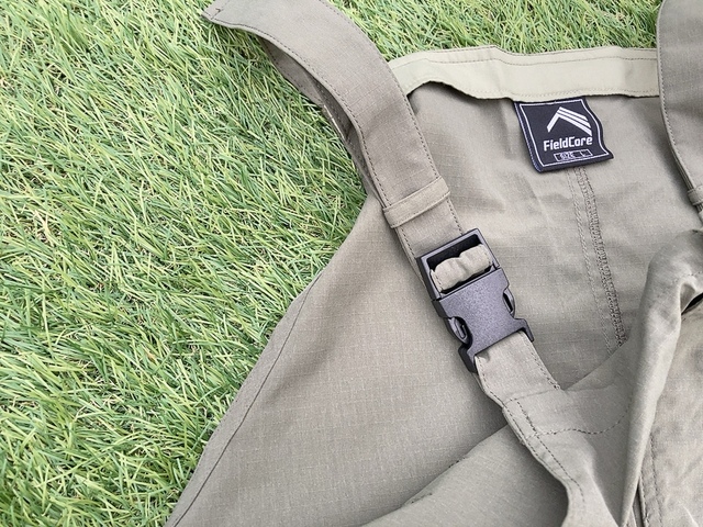 【ワークマン レディースガーデニングサロペット】肩紐はバックルで取り外せるようになっているので脱ぎ着もラクチン♪