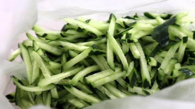 【ニトリ 1台10役スライサーセット・長方形】太千切りはきゅうりのほか大根やゴボウもおすすめ