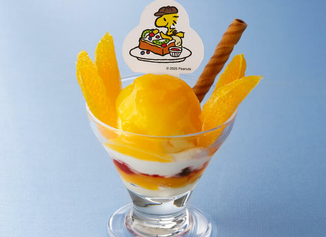「ウッドストックのぱたぱたミニパフェ」＜価格：592円（税込）＞ 【ジョイフルに“スヌーピーと仲間たち”が帰ってきた♪「Joyfull×PEANUTS コラボキャンペーン」開催！】