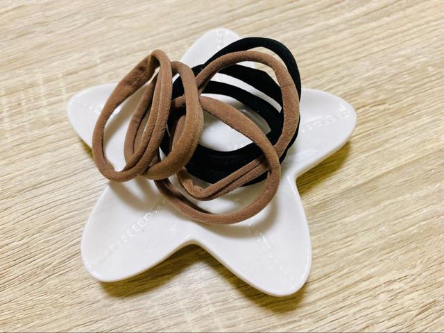 【3COINS 8本セット ジャージヘアゴム】毎日使える色味が特徴