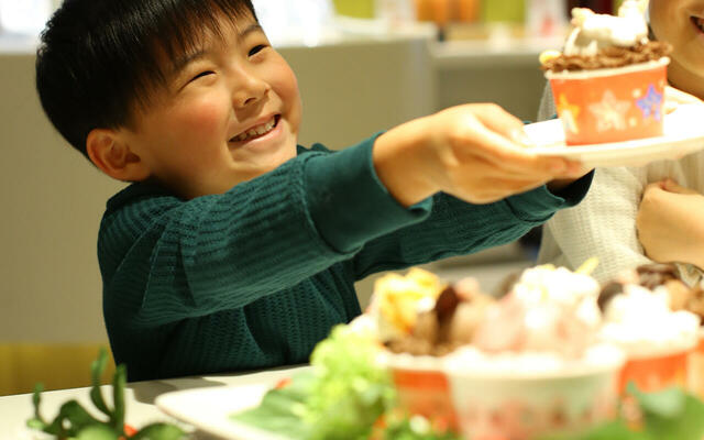 「GW限定！お子様に“どうぶつケーキ”プレゼント」＜期間：2025年5月3日〜5月6日＞【本格的なグリル料理＆約100種類の料理が食べ放題！初夏のパノラマビューで楽しむ“4冠達成”の眺望ブッフェ開催中！】