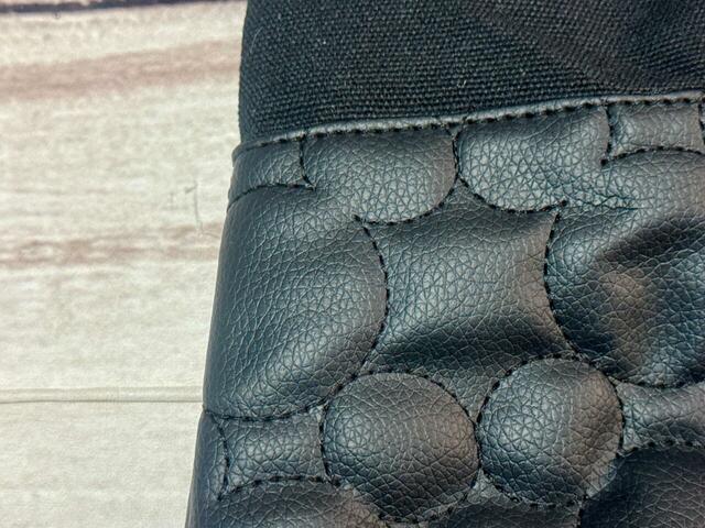 下半分はPVC合皮素材。シボ感のあるリッチなレザー調の生地
