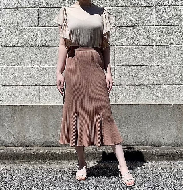 【ZARA】フリル付きTシャツ　サンドSサイズ着用