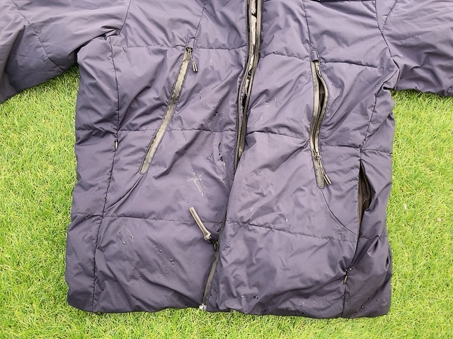 【ワークマン REPAIR-TECH(R)(リペアテック)洗えるフュージョンダウンフーディー】ダウンがかなり水を吸っています