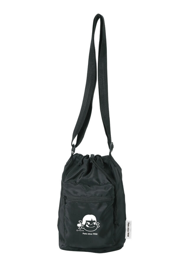 「ペコちゃん巾着ショルダーバッグ」<期間:2025年8月22日〜>【【不二家】8月22日は“裏不二家の日”?「BLACKミルキー」や「ブラックミルクレープ」など“ブラック”がテーマカラーの新商品発売!】