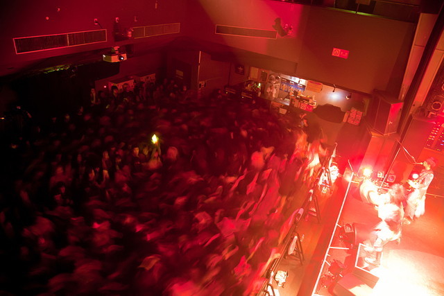 えんそく・O-WESTワンマンライブレポ／『ゴードン』の様子。左上のほうに写っているのが通称“中心会館”のペンライト。