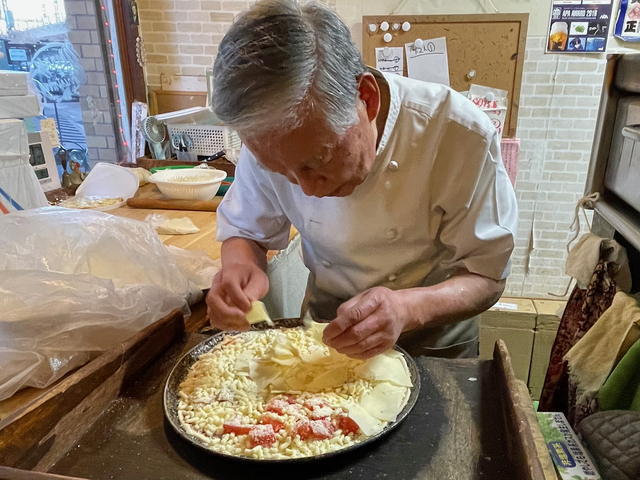 【トニーズピザ】「これでもか！」というぐらいチーズを盛りつける。イタリア式ではありえない