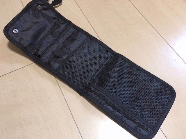 【ワークマン マルチケース】カードポケットは4つ、ファスナーポケットは3つ。メッシュポケットも！