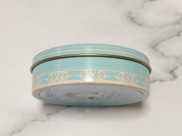 サイドにもアンティーク調の柄入り。よく見ると肉球のイラスト入り♪