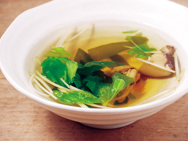 初小川（浅草） 肝吸い 50円 肝の豊かな香りに椎茸のコクが美味な肝吸いは数十年据え置き価格。