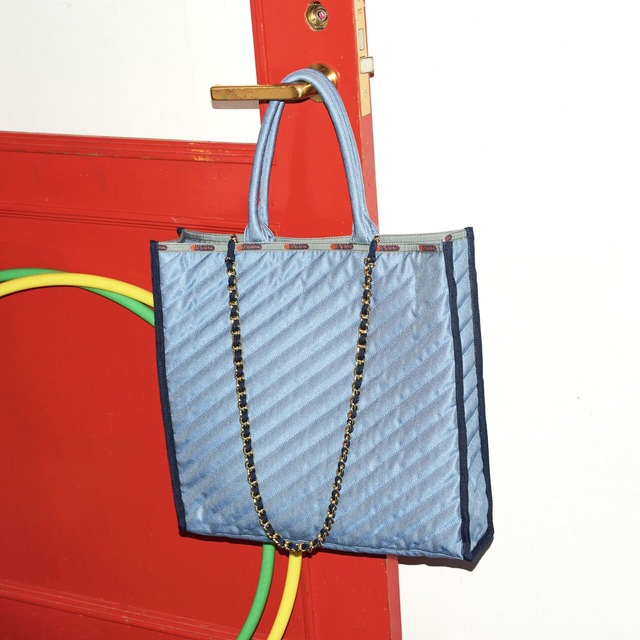 【レスポートサック】上品な艶を放つデニム風生地へ斜めにキルティングを施したスクエア型のラージトート