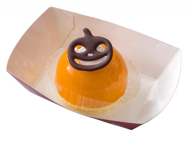 パンプキンムースケーキ、スーベニアプレート付き 850円｜提供店舗：東京ディズニーランド「スウィートハート・カフェ」／東京ディズニーシー「ザンビーニ・ブラザーズ・リストランテ」｜東京ディズニーリゾート「ディズニー・ハロウィーン」2022スペシャルメニュー