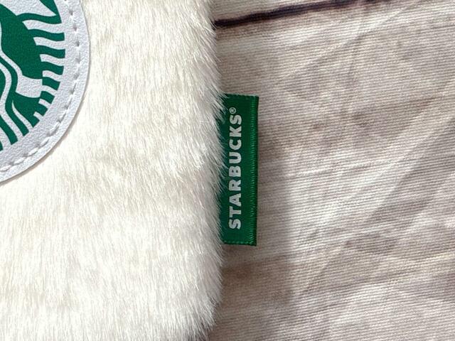 サイドにはグリーンのスタバのロゴタグ付き！