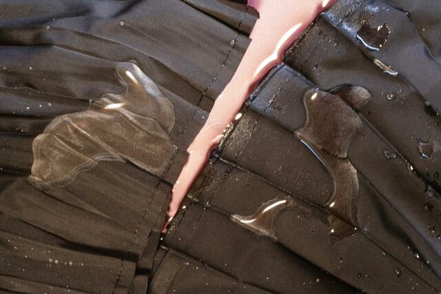 左:レディース撥水ランダムプリーツスカート(新発売)/右:レディース撥水ライトプリーツスカート(旧商品)新作の撥水力がすごい！