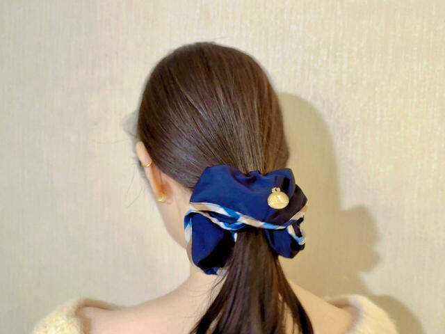 シュシュ着用図。ビッグサイズなのでパッと髪をまとめるだけでおしゃれになります♪