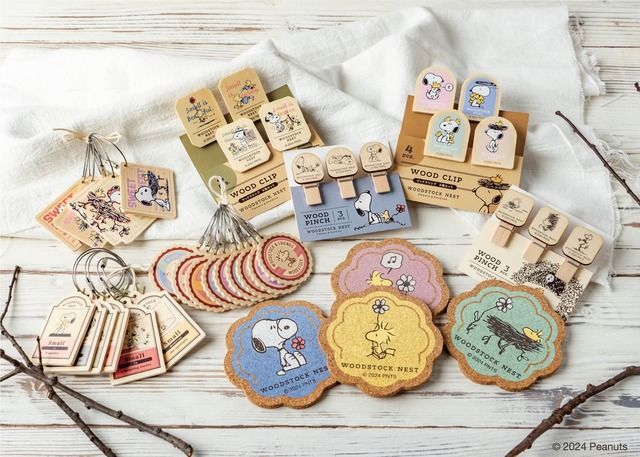【WOODSTOCK NEST】「木製ピンチ3個セット」￥638、「木製クリップ4個セット」￥1,089、「ウッドチャームコレクション」￥858、「コルクコースター」￥528