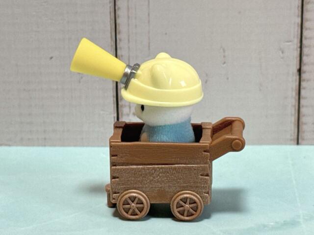 大きすぎるヘルメットを被った横向きの姿もかわいすぎてまた悶絶。今回イチオシの赤ちゃんです！