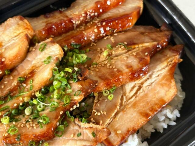 【ロピア やわらか焼豚めし】肉厚な豚バラが何層にも折り重なってボリューム満点!