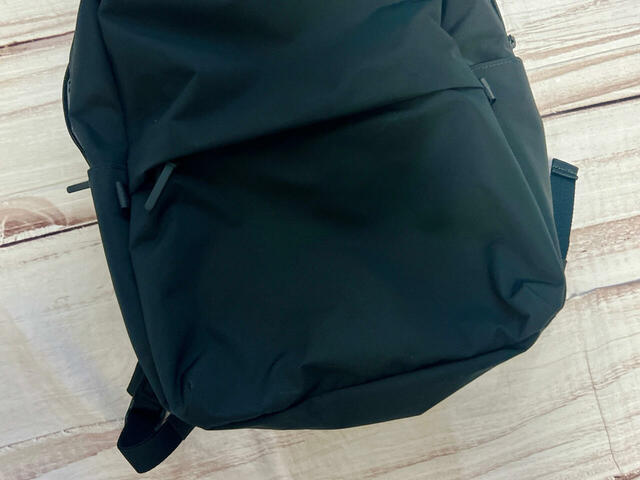 フロントのポケットは上下の2室。こちらは下部のポケットです