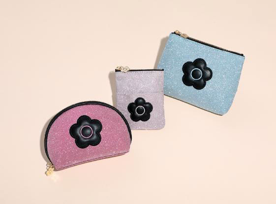 【マリークワント2026 SUMMER COLLECTION】スパークルラウンドポーチ¥4,840／スパークルフラットポケットポーチミニ¥3,960／スパークル舟型ティッシュケース￥4,180（税込）