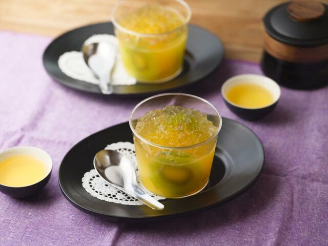 成城石井「お茶と楽しむ台湾グルメフェア」成城石井自家製 凍頂烏龍茶と3種フルーツのジャスミンゼリーのせ 1個　431円