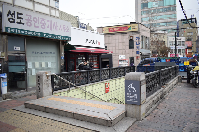 『スリョンチプ』は少々わかりにくい場所にある。鍾路3街駅6番出口を出たら歩道を逆方向に進み、『東方美食』の店の角を左折