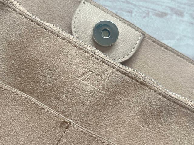 ファスナーポケットには「ZARA」の刻印入り