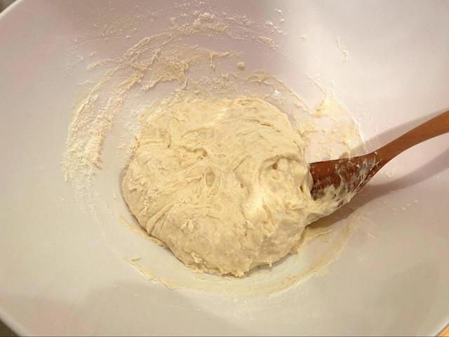 【アイリスオーヤマ ホームベーカリー】生地ができたらすぐに機械から取り出して成形します