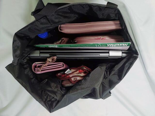 13.5インチのPCや、雑誌も入ります