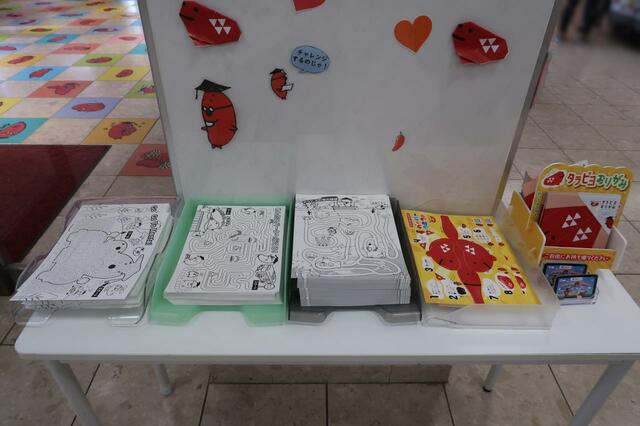 塗り絵や折り紙やペーパークラフトももらえます