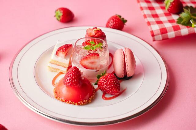 「あまおうアフタヌーンティーセット 中段」＜期間：2025年1月1日～2月28日＞【いちごの王様「あまおう」が主役！新春にぴったりな「あまおうアフタヌーンティーセット」登場】