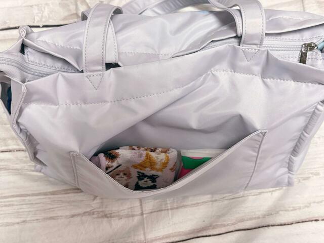 外側のポケットにはミニタオルやポケットティッシュを収納