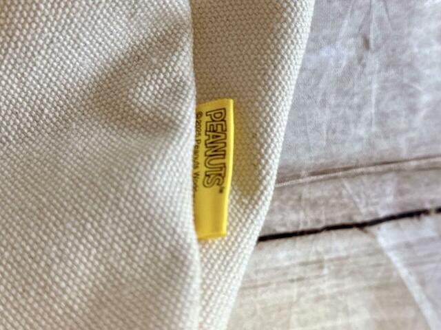 バッグ右下部には「PEANUTS」のロゴタグ付き