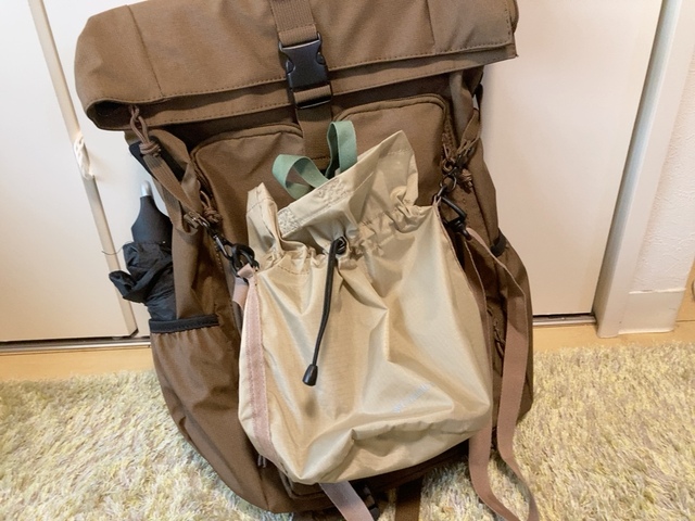 【ワークマン ジョイントバックパック】外側のコードで手持ちのサコッシュなどをジョイントできます