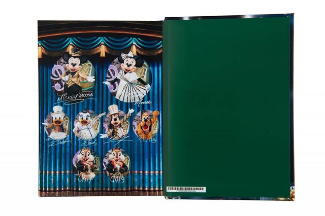 写真集 5,800円｜サイズ：（写真集）縦約21×横約15cm（バッグ）高さ約22×幅約24×マチ約8.5cm、バッグ付き｜Imagining the Magic「ミッキーのマジカルミュージックワールド」｜販売店舗：東京ディズニーランド「ビレッジショップス」