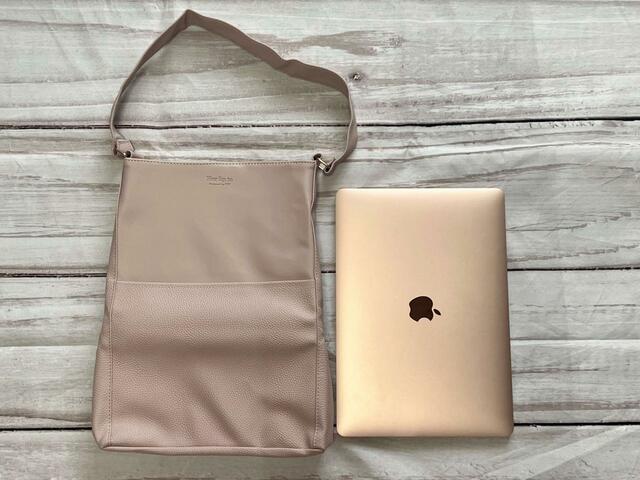 13インチのPCが入るサイズです！『Her lip to 5th Anniversary Book One Handle Bag ver.Her lip to』小嶋陽菜完全監修「ハーリップトゥ」One Handle Bag（ワンハンドルバッグ）価格：3,289円（税込）