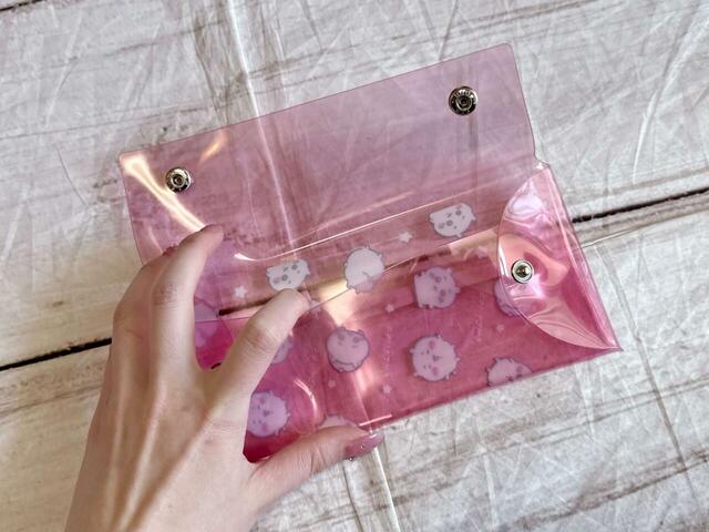 背面にスナップボタン付きでモノが収納できる仕様