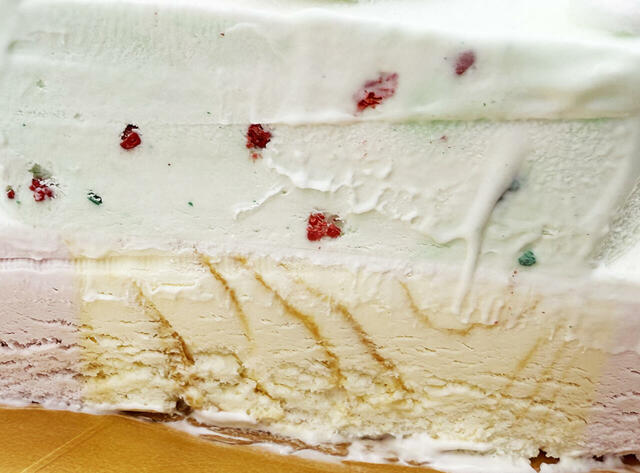 ロングセラーフレーバーの「キャラメルリボン」と「ストロベリー」が下段を支えています