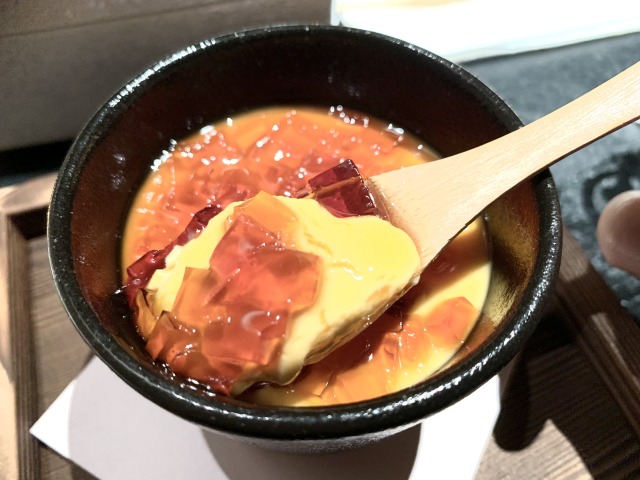 飲めるくらい柔らかくてトロトロ食感のプリンはジュレタイプのカラメルとソースタイプのカラメルの“Wカラメルソース”がかかっている